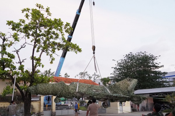 Vì sao phải di dời máy bay MiG-21 bị 'bỏ quên' ở Cà Mau vào ban đêm? Vì sao phải di dời máy bay MiG-21 bị 'bỏ quên' ở Cà Mau vào ban đêm?