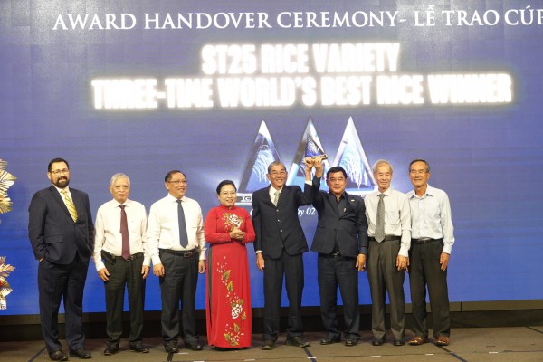 Vì sao sau 3 tháng đoạt giải, gạo ST25 mới nhận cúp 'Gạo ngon nhất thế giới'? Vì sao sau 3 tháng đoạt giải, gạo ST25 mới nhận cúp 'Gạo ngon nhất thế giới'?