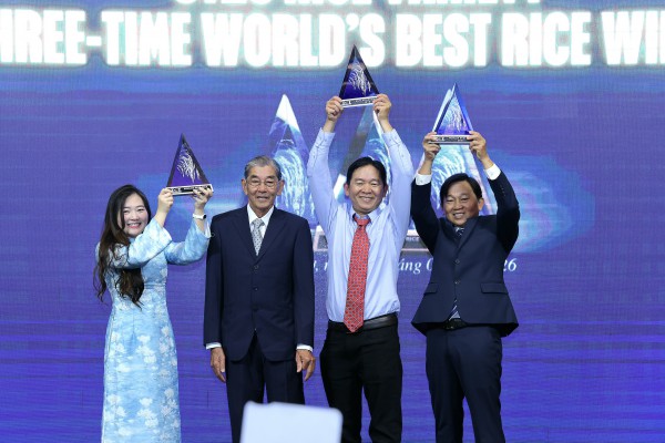 Vì sao sau 3 tháng đoạt giải, gạo ST25 mới nhận cúp 'Gạo ngon nhất thế giới'? Vì sao sau 3 tháng đoạt giải, gạo ST25 mới nhận cúp 'Gạo ngon nhất thế giới'?