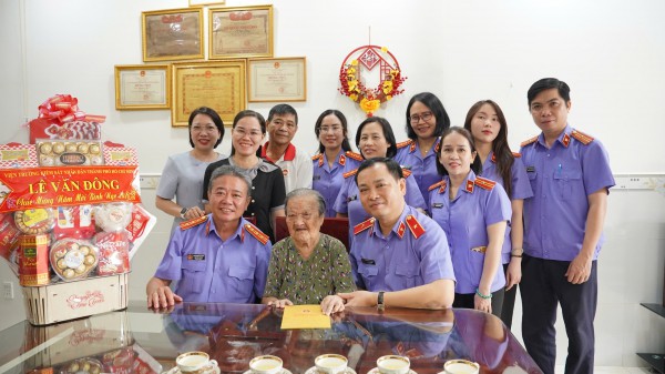 Viện KSND TP.HCM thăm, chúc tết Mẹ Việt Nam anh hùng và tặng quà gia đình chính sách