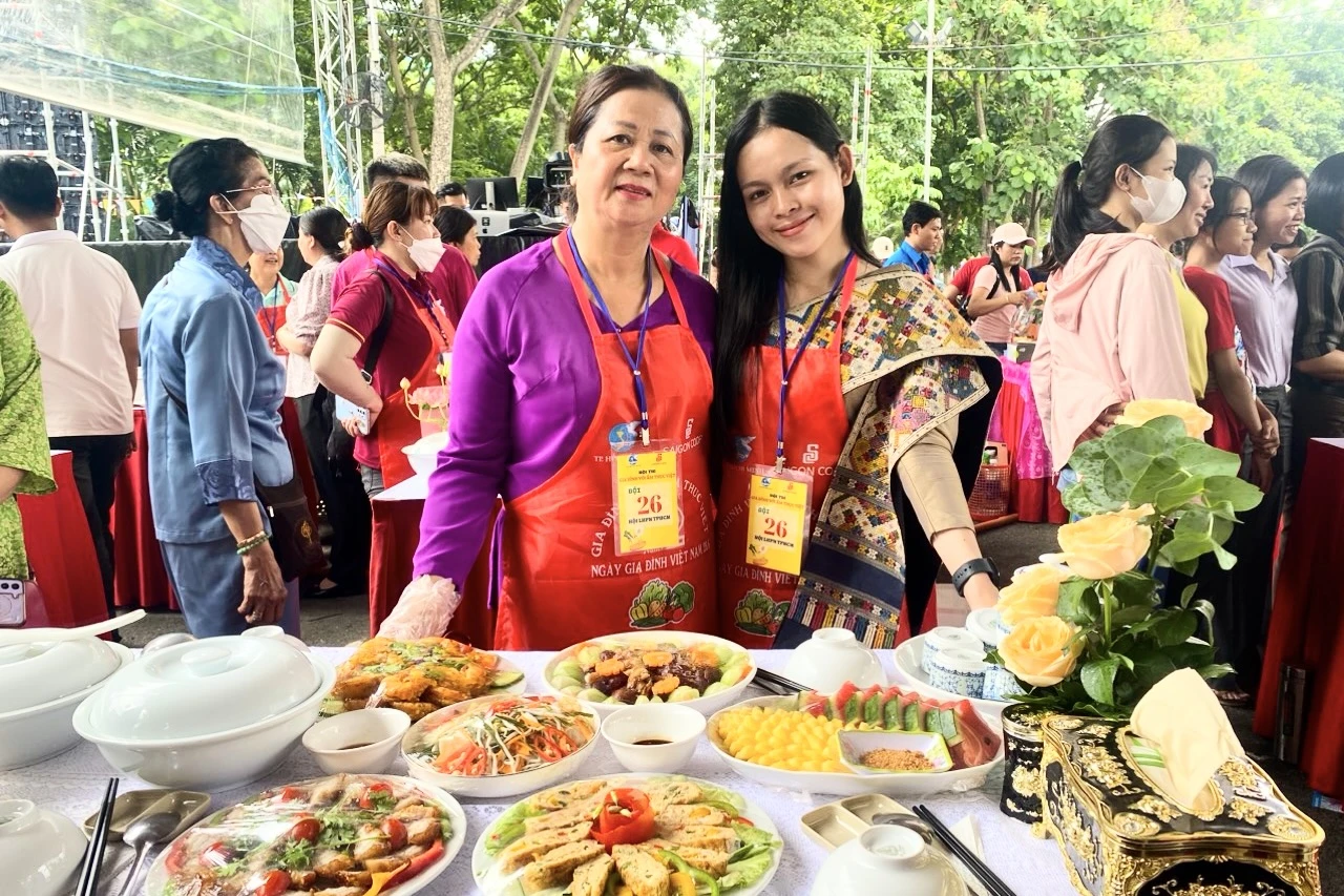 Việt - Lào - Campuchia samaki!: Gia đình đông con nhất