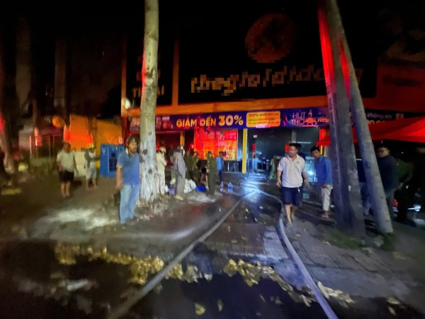 Vĩnh Long: Cửa hàng điện máy bốc cháy giữa đêm, cả khu dân cư hốt hoảng