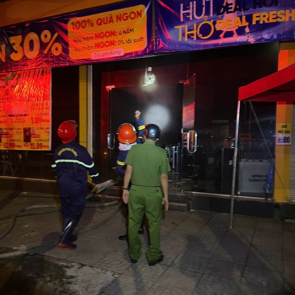 Vĩnh Long: Cửa hàng điện máy bốc cháy giữa đêm, cả khu dân cư hốt hoảng