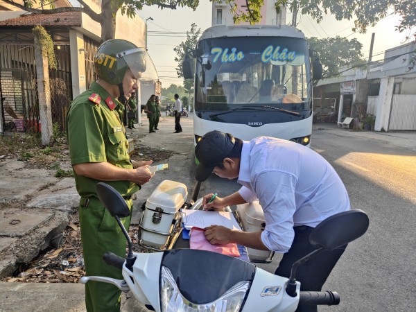 Vĩnh Long: 'Xóa sổ' xe hợp đồng trá hình tuyến cố định