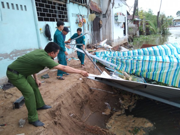 Vĩnh Long công bố tình huống khẩn cấp sạt lở bờ sông Măng