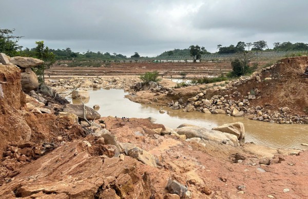 Vỡ hồ chứa nước ở Tuy Phong: Cận cảnh 'ao chứa' rộng tới 18 ha Vỡ hồ chứa nước ở Tuy Phong: Cận cảnh 'ao chứa' rộng tới 18 ha