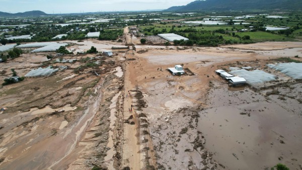 Vỡ hồ chứa nước ở Tuy Phong: Dự án nằm trên đất rừng hay đất nông nghiệp? Vỡ hồ chứa nước ở Tuy Phong: Dự án nằm trên đất rừng hay đất nông nghiệp?