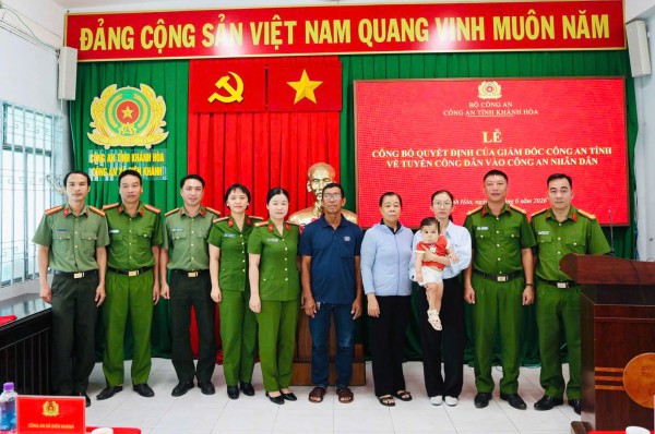 Vợ thiếu tá Nguyễn Xuân Hải được tuyển vào ngành công an Vợ thiếu tá Nguyễn Xuân Hải được tuyển vào ngành công an