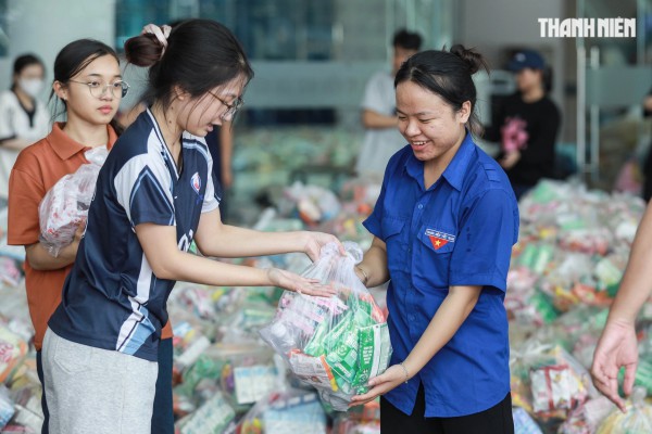 'Vỡ trận' đăng ký, 1.000 tình nguyện viên chen nhau xin trực vì vùng lũ miền Trung