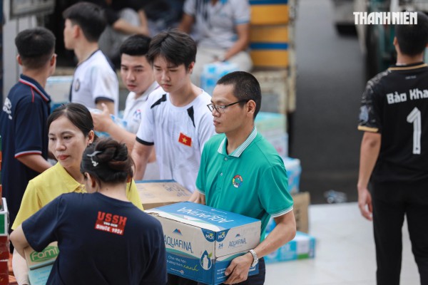 'Vỡ trận' đăng ký, 1.000 tình nguyện viên chen nhau xin trực vì vùng lũ miền Trung