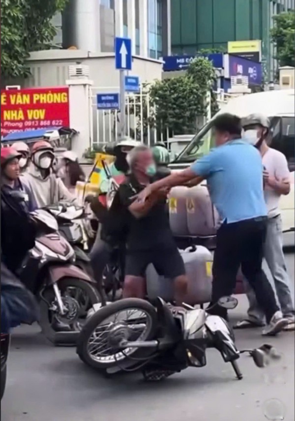 Vụ cụ ông bị người đi ô tô đánh tới tấp ở phường Sài Gòn: CSGT lên tiếng Vụ cụ ông bị người đi ô tô đánh tới tấp ở phường Sài Gòn: CSGT lên tiếng