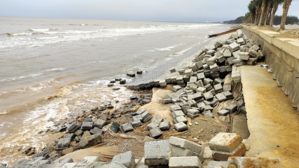 Vụ kè đường ven biển bị sóng đánh sập: Sửa lại toàn bộ kè đã làm