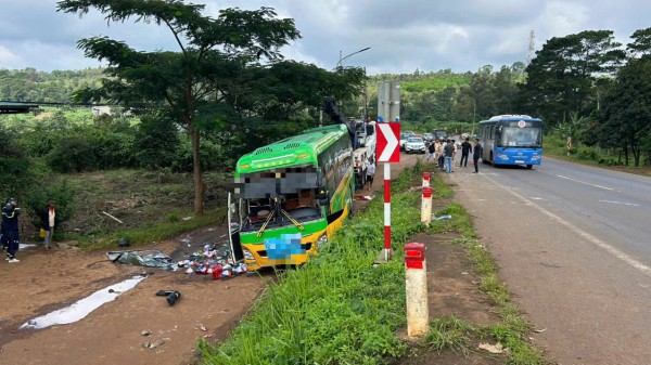 Vụ lật xe khách ở Đắk Lắk: Có hành khách phải phẫu thuật cắt bỏ tay Vụ lật xe khách ở Đắk Lắk: Có hành khách phải phẫu thuật cắt bỏ tay