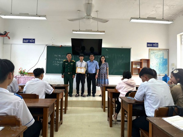 Vụ máy bay rơi ở Đắk Lắk: Biểu dương học sinh hỗ trợ phi công Vụ máy bay rơi ở Đắk Lắk: Biểu dương học sinh hỗ trợ phi công