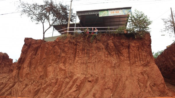 Vụ nhà dân chênh vênh bên mép vực sâu: Đơn vị nào thẩm định, phê duyệt, điều chỉnh thiết kế?