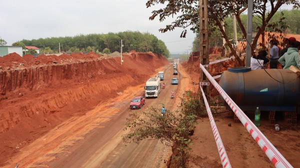 Vụ nhà dân chênh vênh bên mép vực sâu: Đơn vị nào thẩm định, phê duyệt, điều chỉnh thiết kế?