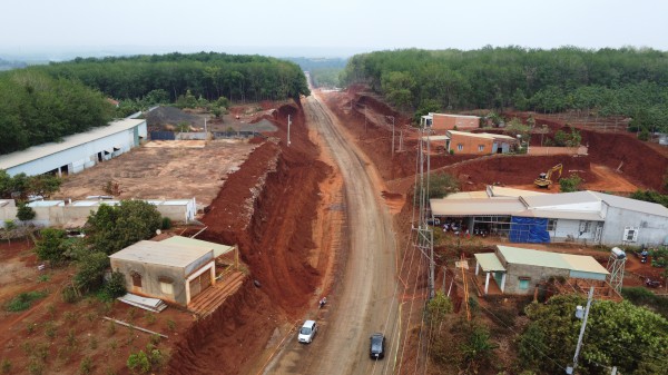 Vụ nhà dân chênh vênh bên mép vực sâu: Đơn vị nào thẩm định, phê duyệt, điều chỉnh thiết kế?
