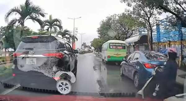 Vụ ô tô đi giật lùi ở tỉnh Quảng Trị: CSGT phạt tài xế dừng xe trái quy định, gây ùn tắc giao thông