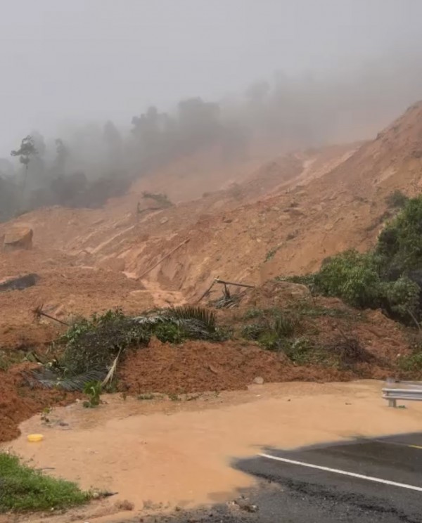 Vụ sạt lở đèo Khánh Lê: Nhiều người cùng gần 50 phương tiện bị mắc kẹt