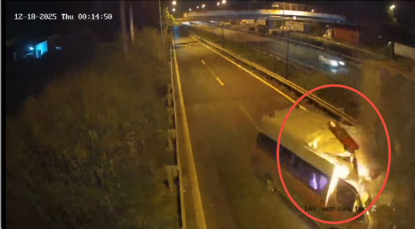 Vụ tai nạn gần trạm dừng cao tốc: Xe cứu thương sử dụng tín hiệu ưu tiên sai quy định Vụ tai nạn gần trạm dừng cao tốc: Xe cứu thương sử dụng tín hiệu ưu tiên sai quy định