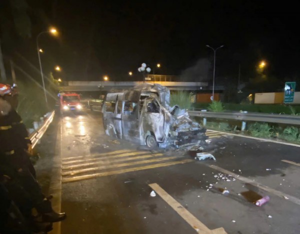 Vụ tai nạn gần trạm dừng cao tốc: Xe cứu thương sử dụng tín hiệu ưu tiên sai quy định Vụ tai nạn gần trạm dừng cao tốc: Xe cứu thương sử dụng tín hiệu ưu tiên sai quy định