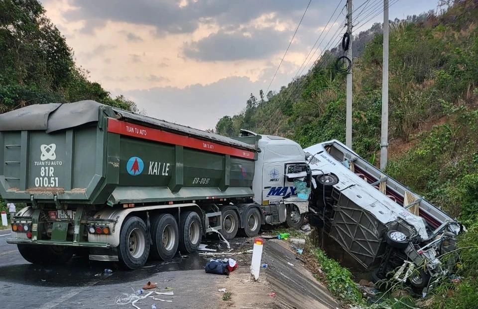 Vụ tai nạn trên QL24 ở Kon Tum: Cứu người trên đường đi công tác