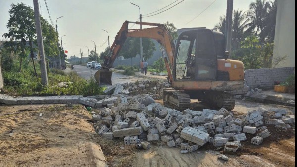 Vụ xây tường chắn ngang đường ở Nga Sơn: Người dân đã phá dỡ tường rào Vụ xây tường chắn ngang đường ở Nga Sơn: Người dân đã phá dỡ tường rào