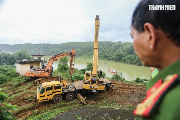 Vụ xe rác rơi từ cầu treo: Điều động nhiều phương tiện cỡ đại đến hiện trường