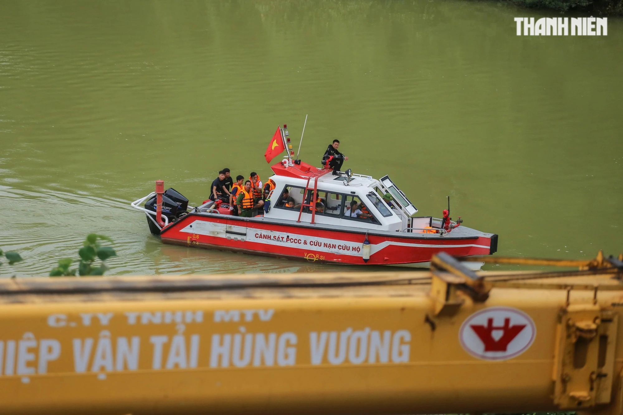 Vụ xe rác rơi từ cầu treo: Điều động nhiều phương tiện cỡ đại đến hiện trường