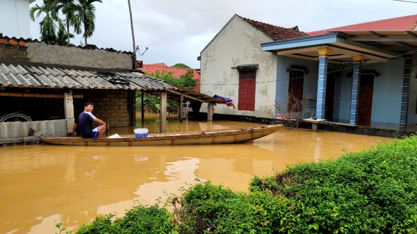 Vùng 'rốn lũ' Quảng Bình muốn các nhóm cứu hộ tạm dừng vì nước đang lên