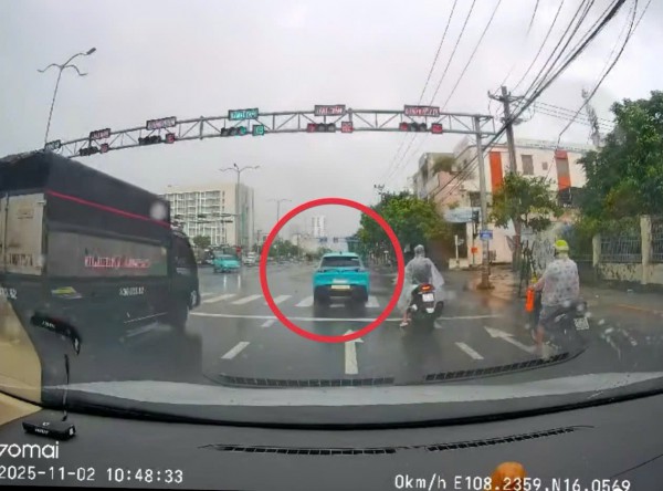 Vượt đèn đỏ, tài xế taxi bị phạt nặng