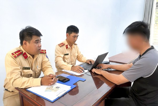 Vượt rào chắn đường sắt, tài xế đối diện mức phạt 42 triệu, tước bằng lái