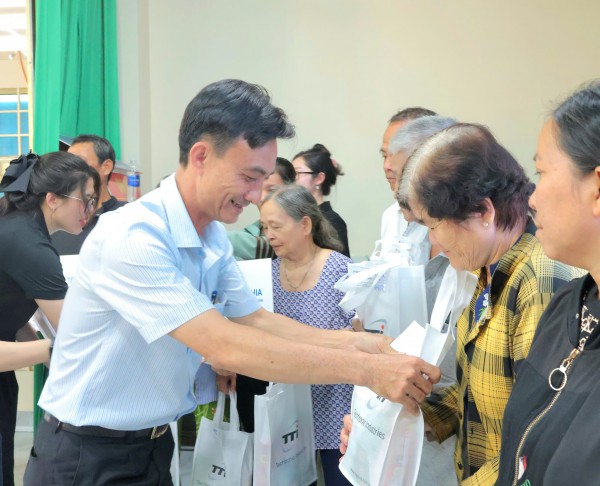 Xã Củ Chi tổ chức trao quà tết cho các hộ dân khó khăn Xã Củ Chi tổ chức trao quà tết cho các hộ dân khó khăn