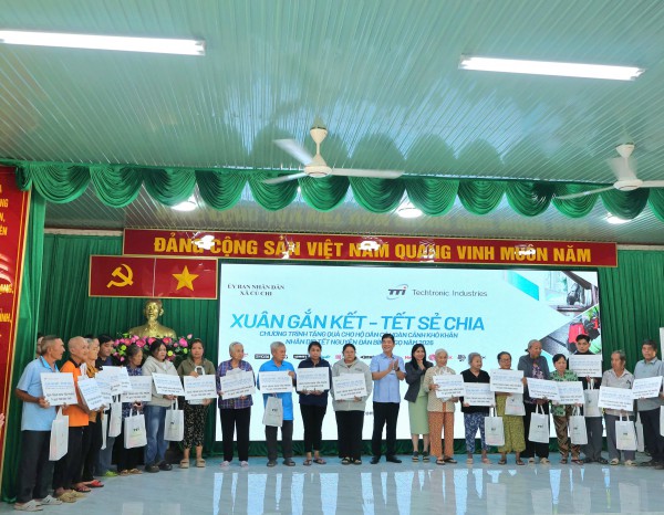 Xã Củ Chi tổ chức trao quà tết cho các hộ dân khó khăn Xã Củ Chi tổ chức trao quà tết cho các hộ dân khó khăn