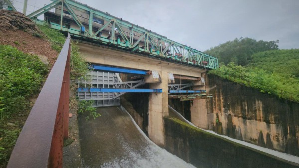 Xả tràn Hồ Kẻ Gỗ vì mực nước vượt cao trình ngưỡng tràn Xả tràn Hồ Kẻ Gỗ vì mực nước vượt cao trình ngưỡng tràn