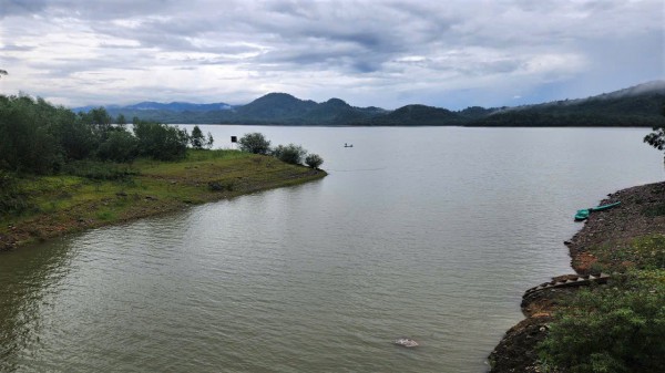 Xả tràn Hồ Kẻ Gỗ vì mực nước vượt cao trình ngưỡng tràn Xả tràn Hồ Kẻ Gỗ vì mực nước vượt cao trình ngưỡng tràn