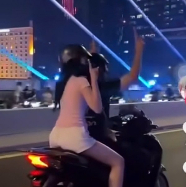 Xác minh clip chạy xe SH buông 2 tay trên cầu Ba Son, TP.HCM