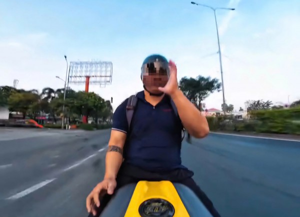 Xác minh clip chạy xe mô tô buông 2 tay, nghe điện thoại ở TP.HCM Xác minh clip chạy xe mô tô buông 2 tay, nghe điện thoại ở TP.HCM