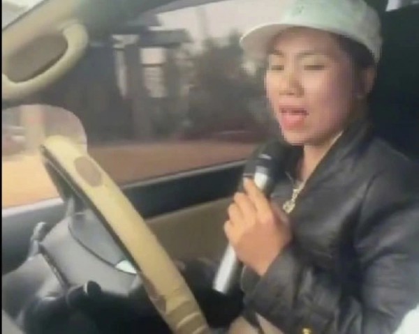 Xác minh danh tính nữ tài xế vừa lái xe vừa hát karaoke