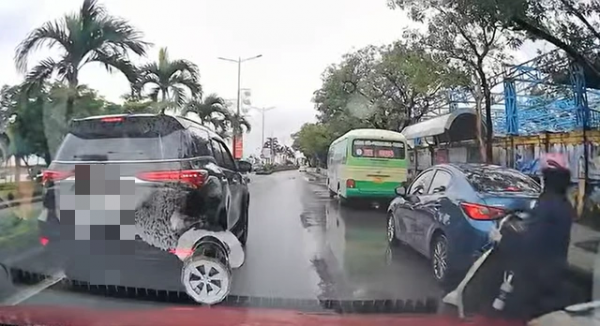 Xác minh ô tô đi ‘giật lùi’ giữa đường, nghi gây khó cho xe phía sau