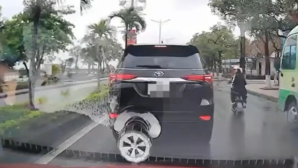 Xác minh ô tô đi ‘giật lùi’ giữa đường, nghi gây khó cho xe phía sau