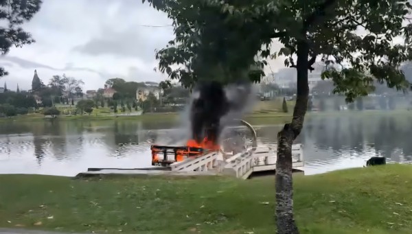 Xác minh vụ cháy trên cầu chữ Y ở hồ Xuân Hương Xác minh vụ cháy trên cầu chữ Y ở hồ Xuân Hương