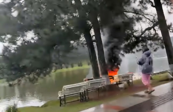 Xác minh vụ cháy trên cầu chữ Y ở hồ Xuân Hương Xác minh vụ cháy trên cầu chữ Y ở hồ Xuân Hương