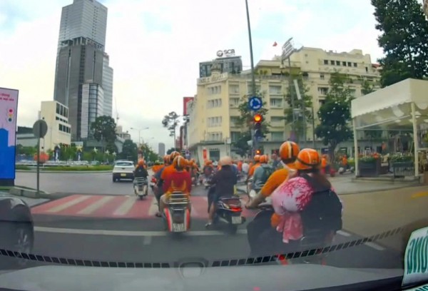 Xác minh vụ gần 20 xe máy nối đuôi vượt đèn đỏ ở trung tâm TP.HCM Xác minh vụ gần 20 xe máy nối đuôi vượt đèn đỏ ở trung tâm TP.HCM