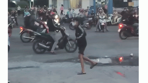 Xác minh vụ nhóm thanh niên cầm hung khí đánh nhau gần Khu công nghiệp Sóng Thần