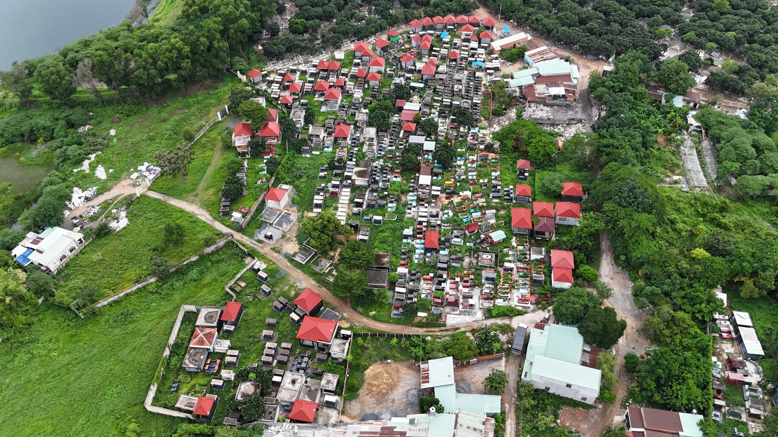 Xây trái phép nghĩa trang hơn 2,5 ha: Yêu cầu chủ đất không mua bán huyệt mộ