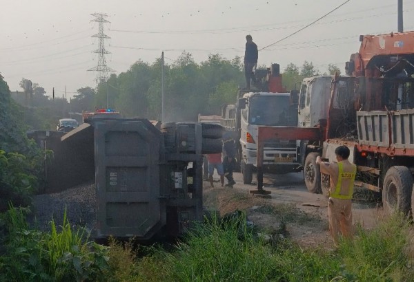 Xe ben chở đá lật đè chết nữ tài xế ô tô con ở Đồng Nai