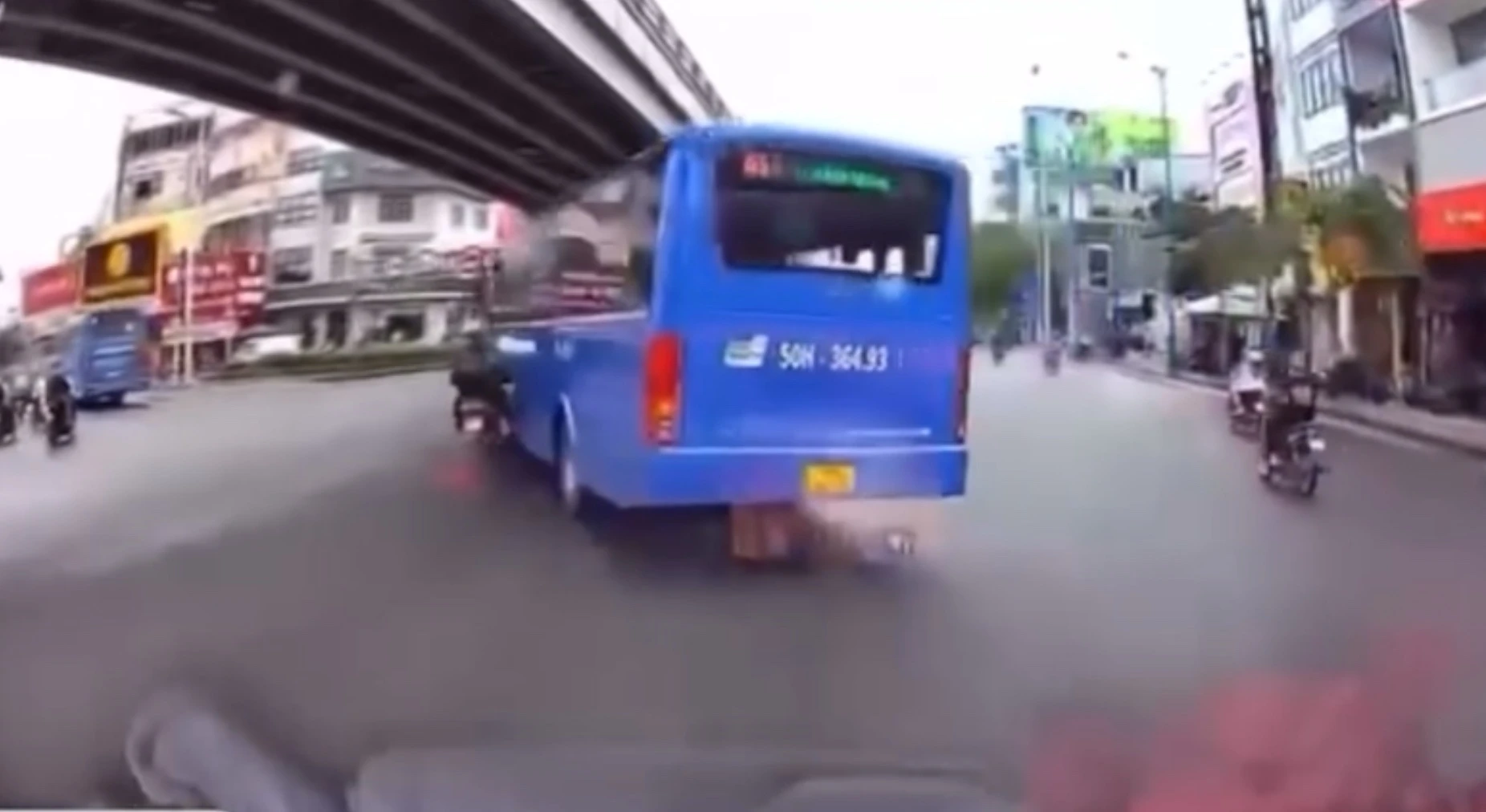 Xe buýt 'tạt đầu' ép ngã người đi xe máy ở TP.HCM