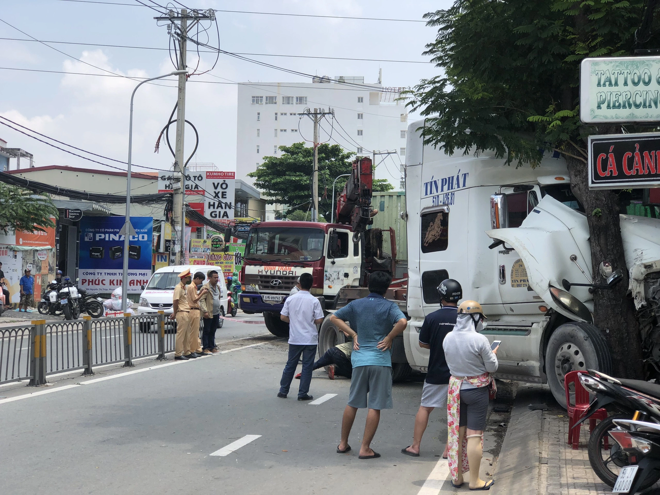 Xe container tông dải phân cách, lao vào cửa hàng ở Q.7