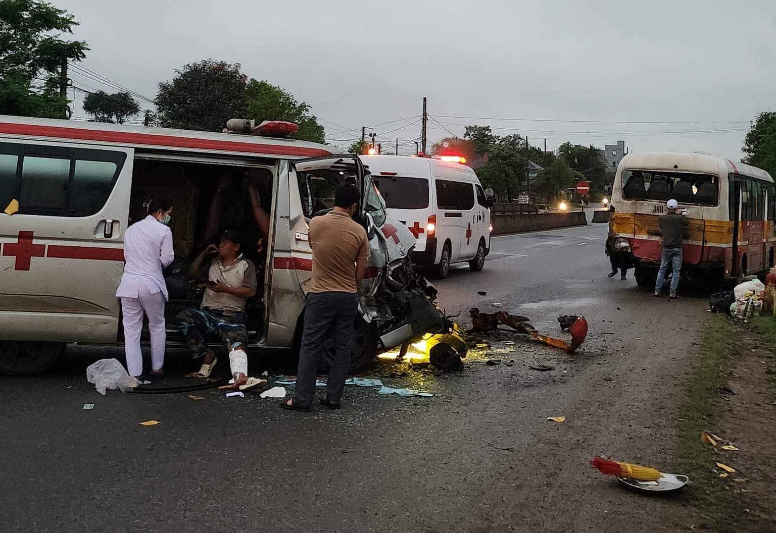 Xe cứu thương chở thi hài tông vào đuôi xe buýt, 2 người bị thương